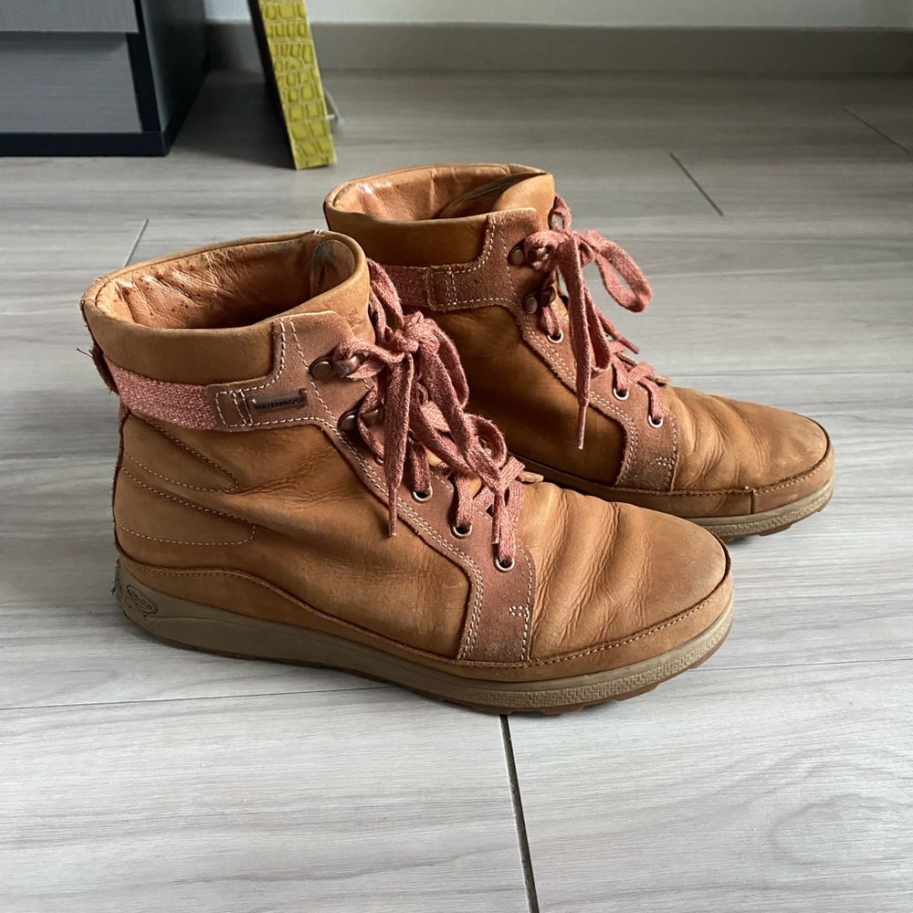 Chaco sierra boots size 9